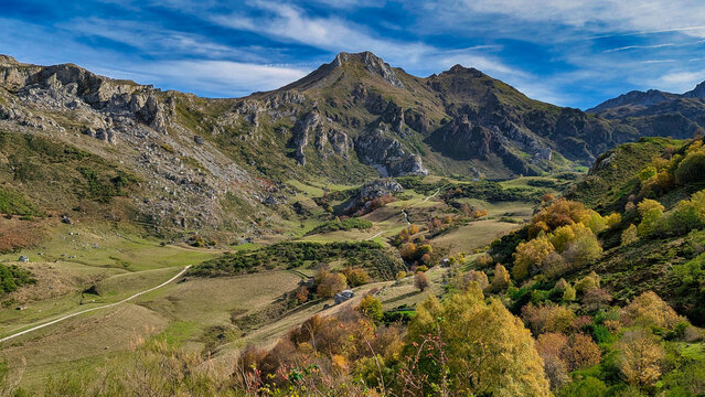 Lago del Valle valley and mountains, Somiedo Natural Park, Asturias, Spain