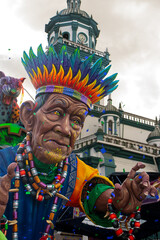 Una toma vibrante que captura la magnificencia de una carroza monumental durante el Desfile Magno del Carnaval de Negros y Blancos 2026 en San Juan de Pasto, Nariño, Colombia.  © Tatianitha_