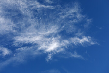 Weiße Federwolken am blauen Himmel, Cirruswolken, Eiswolken in großer Höhe