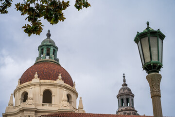 Fototapeta premium Pasadena City Hall dome with antique lamp post