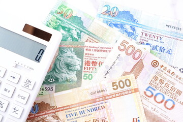 香港の通貨、香港ドル（HKD）の紙幣と電卓
