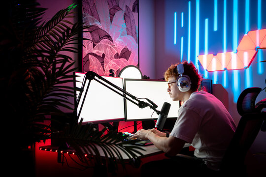 Live streamer at home