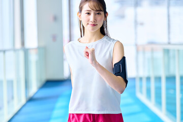 ジムでランニングする女性