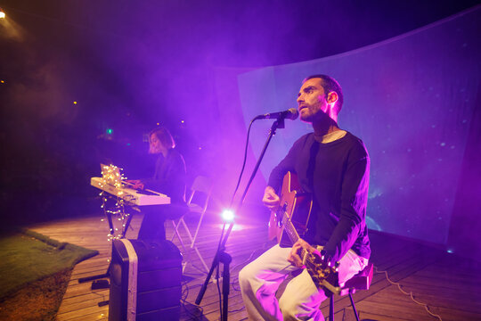 Cover band plays romantic music at a night 