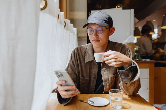 Young man enjoying coffee at caf&eacute;