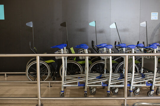 luggage trolleys 