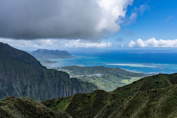 Naklejka premium Moanalua Valley & Moanalua Ridge Trail to the Haiku Stairs (Stairway To Heaven), Honolulu, Oahu, Hawaii. Koʻolau Range / shield volcano. In the distance are Mokoliʻi (Chinaman's Hat) and Kāneʻohe Bay.