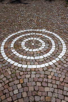 Road markings on cobblestones