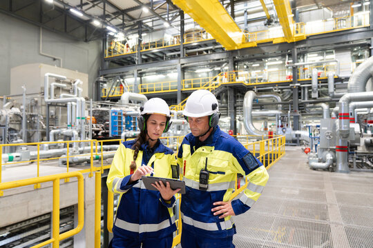 Engineers Collaborate in an Industrial Facility Using a Tablet