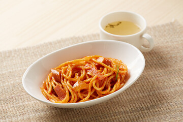 日本発祥のパスタ料理、シンプルなナポリタン