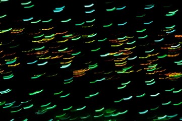 オレンジや黄色や緑の細い点線に黒い背景