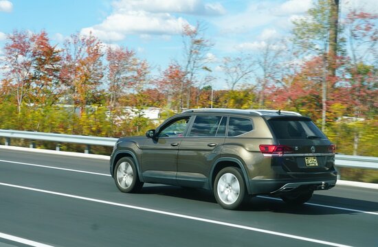 Newark, Delaware, U.S - Oct 25, 2025 - A brown Volkswagen Atlas SUV in motion on a multi-lane highway I-95 South during autumn