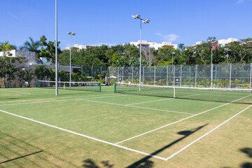 Cancha de tenis con pasto artificial © christian