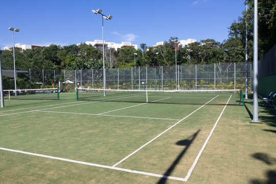 Cancha de tenis con pasto artificial
