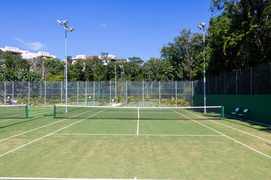 Cancha de tenis con pasto artificial