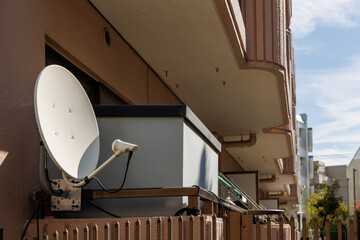 集合住宅のベランダに設置された衛星放送受信用アンテナ