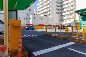 都会の時間貸し駐車場の車の出入り口