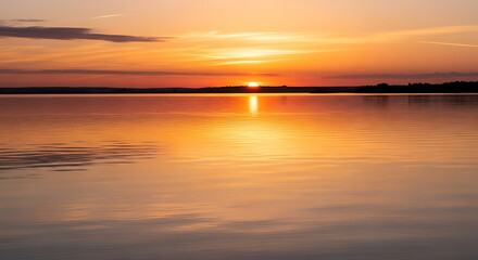 Obraz premium Vibrant sunset reflecting on calm water