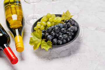 Fototapeta premium Wine bottles and fresh grapes