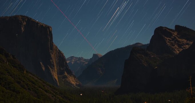 Star Trails Over Tunnel View &ndash; Night Timelapse of Yosemite&rsquo;s Majestic Valley Under the Stars