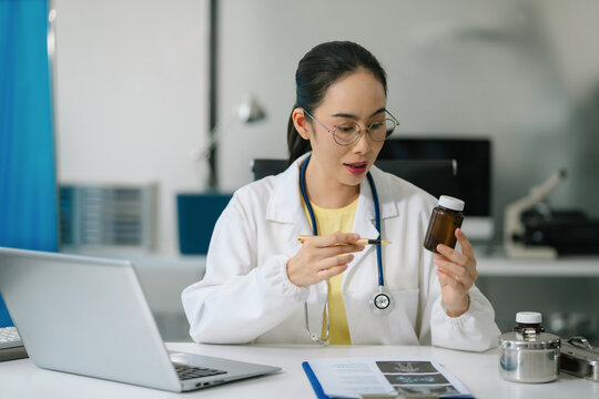Medical students use labs to search for information for exam preparation. - Powered by Adobe