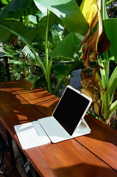 Work setup with tablet and keyboard