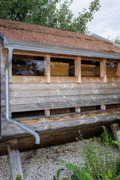 Wooden construction for wild bees
