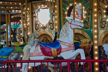 子どもたちに大人気のローカルな遊園地は、カラフルな乗り物がいっぱい