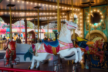 子どもたちに大人気のローカルな遊園地は、カラフルな乗り物がいっぱい