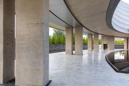 Curved concrete structure with supporting columns
