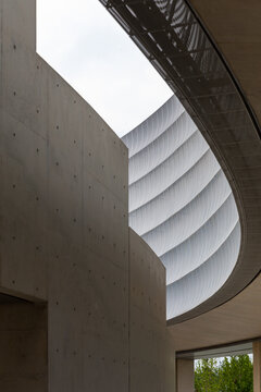 Curved concrete structure with supporting columns