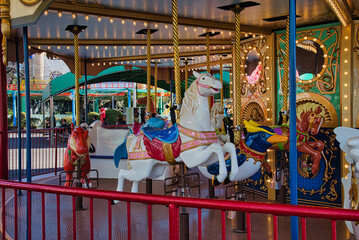 子どもたちに大人気のローカルな遊園地は、カラフルな乗り物がいっぱい