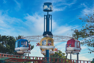 子どもたちに大人気のローカルな遊園地は、カラフルな乗り物がいっぱい