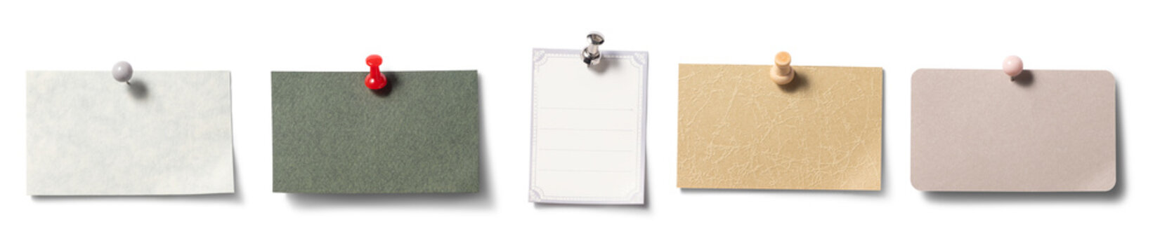 ピンで留められた、様々なカード、メモ