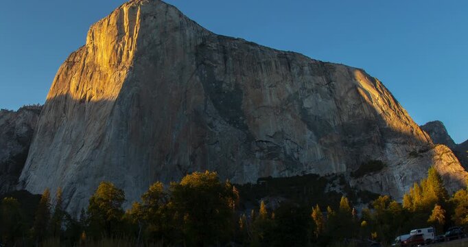 El Capitan Sunset &ndash; Golden Light on Yosemite&rsquo;s Granite Cliffs | Clear Sky Timelapse in California&rsquo;s Iconic National Park