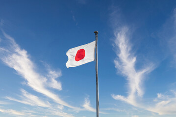 青空にはためく日章旗