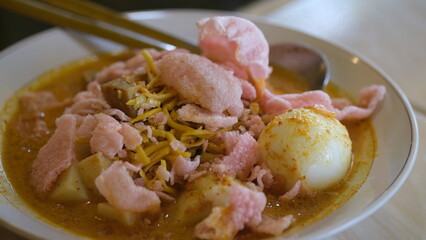 Padang-style jackfruit vegetable rice cake with yellow noodles, ketupat, and jackfruit vegetables.
Ketupat sayur nangka Padang.