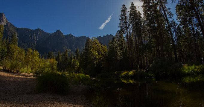 Verdant Yosemite Valley &ndash; Peaceful River Flow Timelapse Through Lush Green Forest