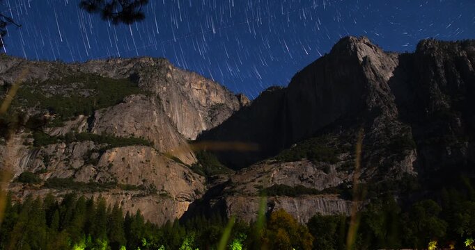 Moonlit Star Trails Over Yosemite Valley Cliffs &ndash; Long Exposure Night Timelapse Capturing Circular Stars Above Granite Peaks