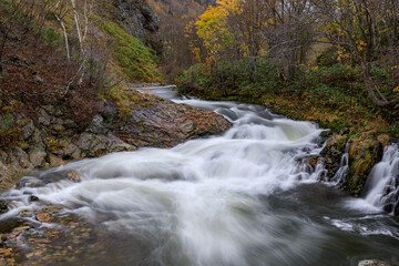 北海道赤井川村、晩秋のライオンの滝【10月】