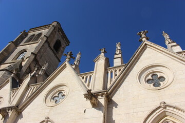 Auxonne, église Notre-Dame : vue latérale (tour, pinacles,  statues, baies quadrilobées) sous le ciel bleu