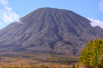 北海道倶知安町、秋空にそびえる羊蹄山【10月】