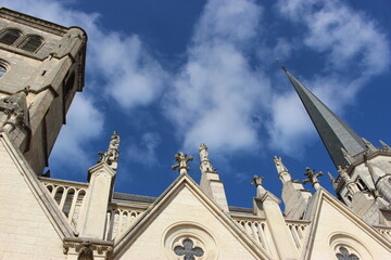 Auxonne, église Notre-Dame : vue latérale (tour, clocher et statues) en contreplongée