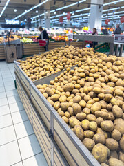 Dział warzywny w hipermarkecie, supermarket. owoce, warzyw, zleimniaki, kartofle.