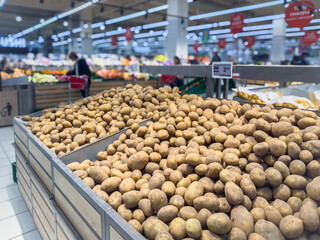 Dział warzywny w hipermarkecie, supermarket. owoce, warzyw, zleimniaki, kartofle.