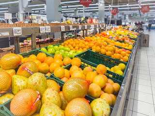 Dział warzywa i owoce w hipermarkecie, supermarket. owoce, warzywa, cytrusy, pomarancze, grapefruty, jablka.