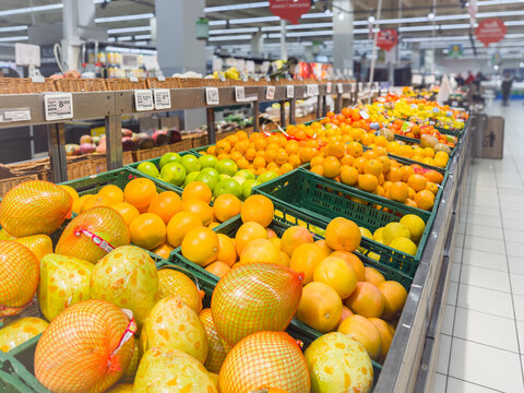 Dział warzywa i owoce w hipermarkecie, supermarket. owoce, warzywa, cytrusy, pomarancze, grapefruty, jablka.