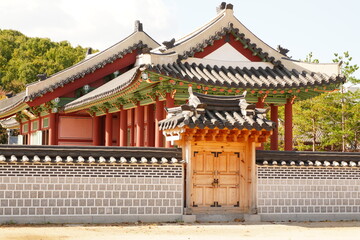 Naklejka premium Door in the palace in Suwon, South Korea
