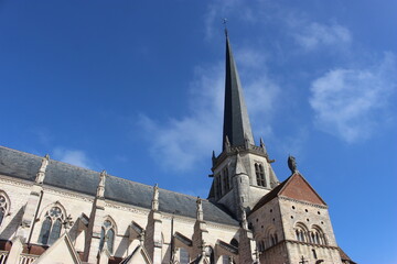Auxonne, église Notre-Dame : vue latérale (clocher tors et arcs-boutants)