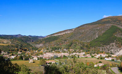 Fototapeta premium Village de Saillans dans la vallée de la rivière Drôme. Vercors - Drôme - Auvergne Rhône Alpes. 